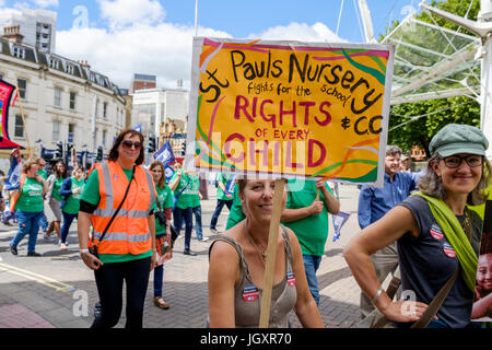 Bristol, Regno Unito, 5th luglio 2016. Gli insegnanti di grande impatto e i loro sostenitori vengono raffigurati mentre si fanno strada nel centro della città durante una marcia Foto Stock