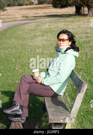 East Asian Woman Hiking in Richmond Park, London, Regno Unito. Foto Stock