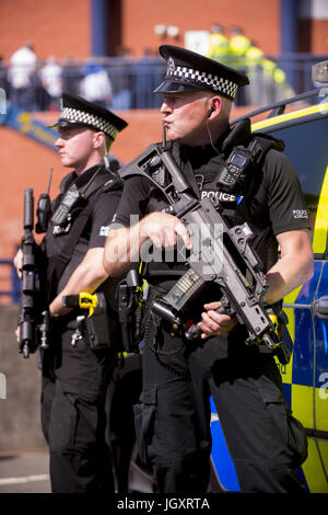 I fan di arrivare al di fuori di Hamden stadium per la Scozia vs Inghilterra partita di calcio in Glasgow. Con: La presenza della polizia dove: Glasgow, Regno Unito quando: 10 giu 2017 Credit: WENN.com Foto Stock