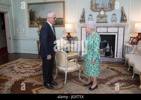 Ritrasmesso il correttore ortografico di AUSTRALIAN PM Queen Elizabeth II incontra il Primo Ministro dell'Australia Malcolm Turnbull durante un udienza a Buckingham Palace a Londra. Foto Stock