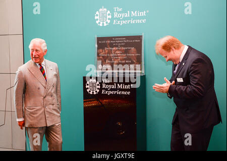 Il Principe di Galles svela una lapide con Royal Mint CEO Adam Lawrence (a destra) durante un tour della Royal Mint il centro visitatori di Heol-Y-Sarn, Galles. Foto Stock