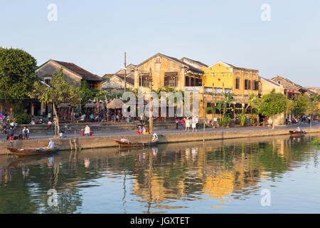 La città vecchia di fronte fiume Thu Bon, Hoi An, Vietnam Foto Stock