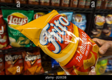 Un discernimento shopper sceglie un sacco di Frito Corn snack di chip in un supermercato a New York lunedì, 10 luglio 2017. PepsiCo si prevede di rilasciare il suo secondo trimestre utile prima della campana di apertura il martedì. (© Richard B. Levine) Foto Stock