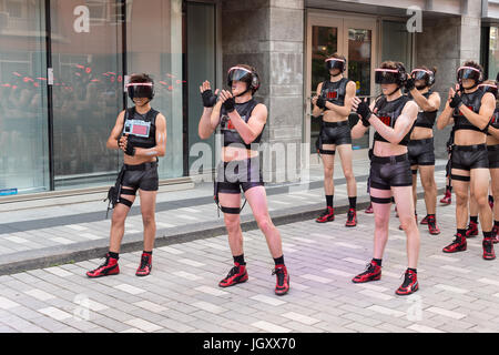 'Minutiens' degli artisti di strada con auricolari VR durante il circo di Montreal Arts Festival 2017 Foto Stock