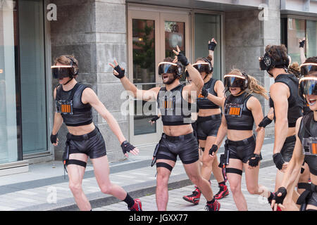 'Minutiens' degli artisti di strada con auricolari VR durante il circo di Montreal Arts Festival 2017 Foto Stock