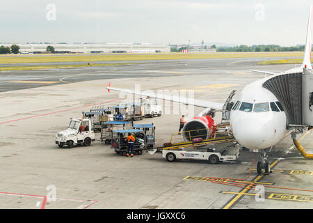 Praga, Repubblica Ceca - 16 giugno 2017: Vaclav Havel Praga aeroporto internazionale di Ruzyne, Repubblica Ceca.passeggeri bagagli in carico al piano. Velivolo all'aeroporto in Repubblica Ceca. Foto Stock