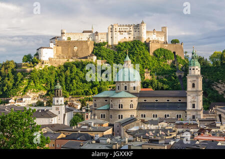 Vista della cattedrale (Dom) e la Fortezza (Festung) Hohensalzburg dal Convento dei Cappuccini (Kapuzinerkloster) - Salzburg, Austria Foto Stock