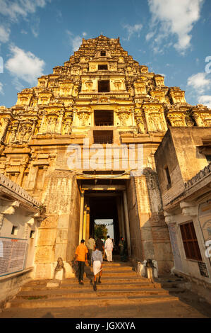 Popolo Indiano in visita Tempio Virupaksha, Hampi, Karnataka, India Foto Stock