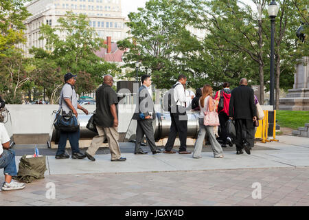 Metro piloti in coda alla corsa sulla stazione escalator - Washington DC, Stati Uniti d'America Foto Stock