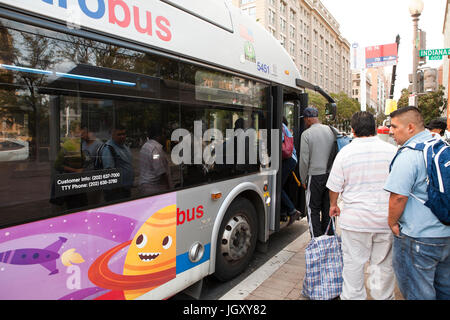 La gente di imbarco bus comunale - USA Foto Stock