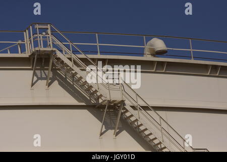 Passaggi su un serbatoio di accumulo di olio, Regno del Bahrein Foto Stock