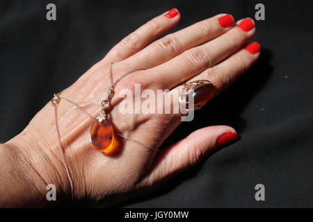 Accessori belli da brillare oro e ambra calda pietra per potenza e fortuna Foto Stock