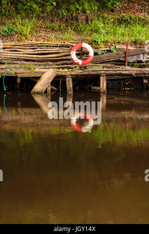 Una cinghia di vita si riflette sull'acqua del Rochdale canal vicino a Hebden Bridge, West Yorkshire Foto Stock