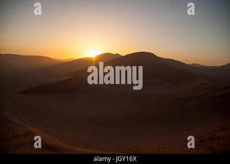 Sunrise sopra le dune nel deserto del Namib, Namibia Foto Stock