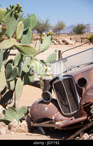 Relitto della vecchia auto in solitario, Namibia Foto Stock