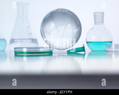 Globo con palloni da laboratorio e capsula di petri Foto Stock