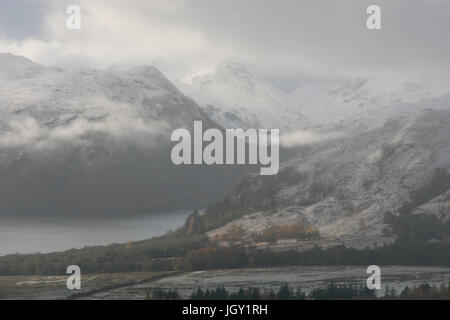 Basse nubi e delle montagne innevate a Ullswater, nel distretto del lago, REGNO UNITO Foto Stock