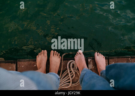 Due donne, in piedi sul molo, scalzi, vista aerea Foto Stock