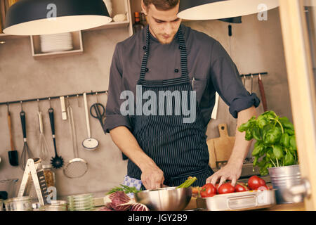 Lo chef prepara il cibo Foto Stock