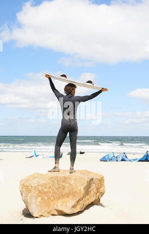 Kite surfer in neoprene con tavola da surf, Hornbaek, Hovedstaden, Danimarca Foto Stock