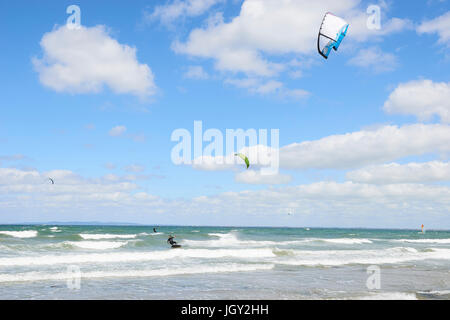 Kite surfer in mare, Hornbaek, Hovedstaden, Danimarca Foto Stock