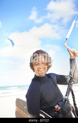 Kite surfer tenendo premuto sulla barra di controllo, Hornbaek, Hovedstaden, Danimarca Foto Stock