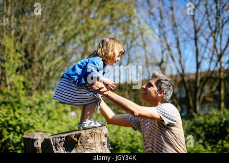 Il padre e la bambina per godersi la natura a piedi Foto Stock