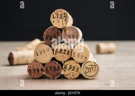 Immagine ravvicinata di una pila di datato bottiglia per vino tappi Foto Stock