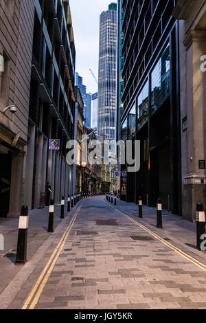 London, Regno Unito - 30 Giugno 2017: vista serale presso la City of London street. Foto Stock