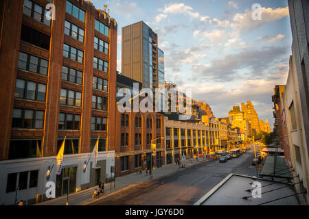 Vista del West 14th Street nel Quartiere Meatpacking dall'Highline Park al tramonto il Martedì, 4 luglio 2017. Dato che la prima sezione del parco aperto milioni di dollari nel settore immobiliare è stato sviluppato lungo il parco. (© Richard B. Levine) Foto Stock