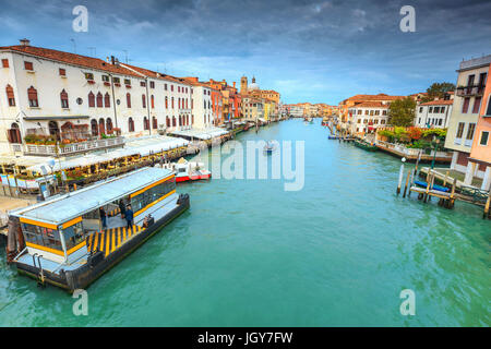 Spettacolari edifici medievali, stretti canali con ristoranti, alberghi e barche nel migliore città turistica, Venezia, Veneto, Italia, Europa Foto Stock