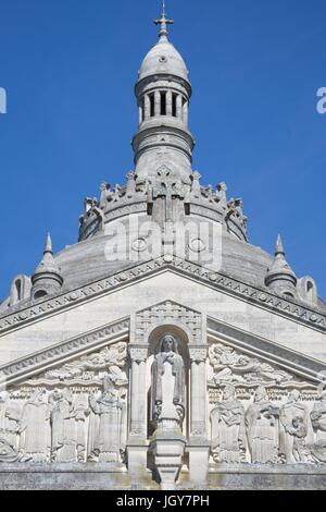 Francia, Région Normandie (ancienne Basse Normandie), Calvados, Pays d'Auge, Lisieux basilique Sainte-Thérèse, facciata, porche, entrée principale, fotografia Gilles Targat Foto Stock