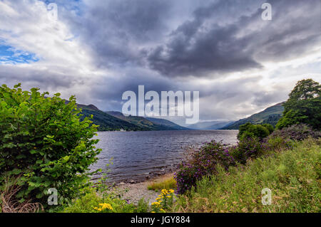 Drammatica estate nuvole raccolta su Loch Earn nelle Highlands della Scozia. Foto Stock