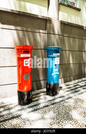 Il rosso e il blu caselle postali a Funchal sull isola di Madeira Portogallo Foto Stock