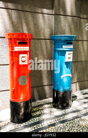 Il rosso e il blu caselle postali a Funchal sull isola di Madeira Portogallo Foto Stock