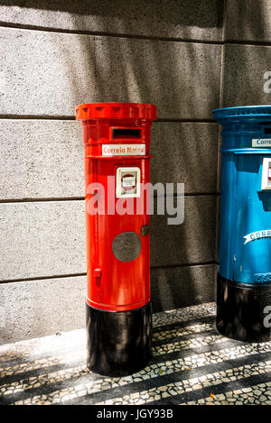 Il rosso e il blu caselle postali a Funchal sull isola di Madeira Portogallo Foto Stock