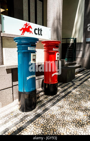 Il rosso e il blu caselle postali a Funchal sull isola di Madeira Portogallo Foto Stock