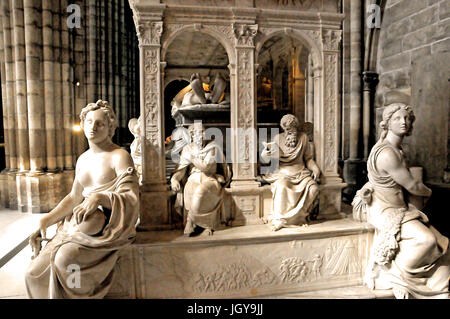 Viste della Royal,Tomba di Luigi XII, Anne de Bretagne presso il St Denis cattedrale, Francia il 10/01/2015 Foto Stock