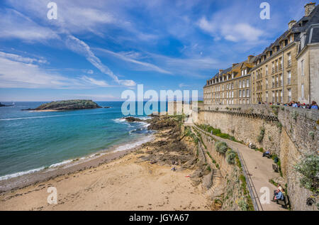 Francia, Bretagna, Saint-Malo, vista di Plage de Bon Secours spiaggia dalle antiche mura della città murata Foto Stock