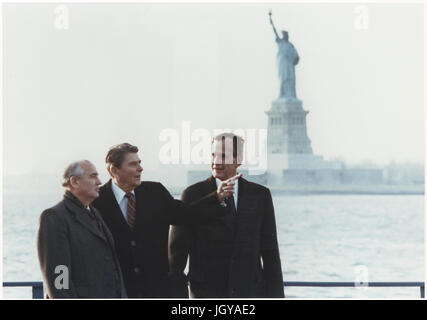 Gorbaciov,Reagan e Bush presso la Statua della Libertà Foto Stock