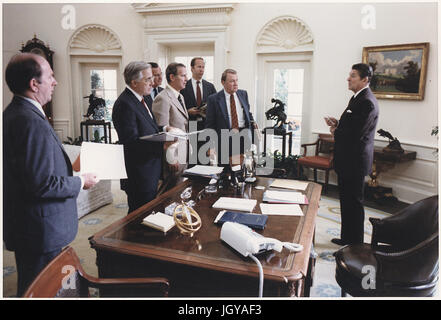 Il presidente Reagan e la sua casa bianca staff discutere l'assassinio del presidente egiziano Anwar Sadat Foto Stock