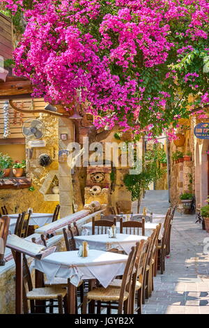 Ristorante a Chania Old Town che sbocciano fiori di bouganville, Creta, Grecia Foto Stock