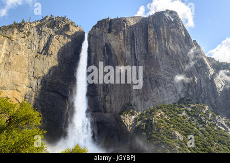 Yosemite Falls in una giornata di sole nel Parco Nazionale di Yosemite, Sierra Nevada, in California Foto Stock