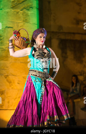 Elvas, Portogallo - luglio 1, 2017. una danzatrice del ventre participing in festival in medievale Elvas Foto Stock