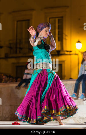 Elvas, Portogallo - luglio 1, 2017. una danzatrice del ventre participing in festival in medievale Elvas Foto Stock