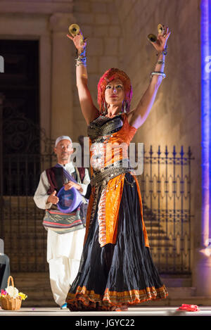 Elvas, Portogallo - luglio 1, 2017. una danzatrice del ventre participing in festival in medievale Elvas Foto Stock