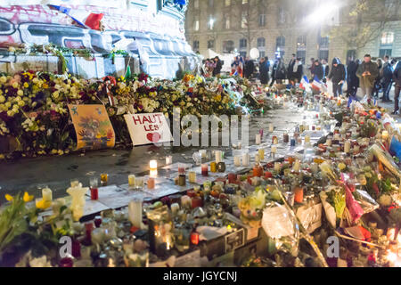 Haut les coeurs mento verso l'alto. Spontaneo in omaggio alle vittime degli attentati terroristici a Parigi il 13 novembre 2015. Foto Stock