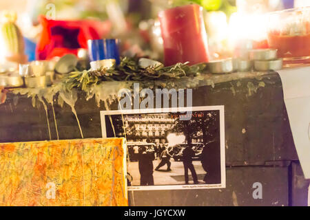 Motto francese su una cartolina postale. Spontaneo in omaggio alle vittime degli attentati terroristici a Parigi il 13 novembre 2015. Foto Stock