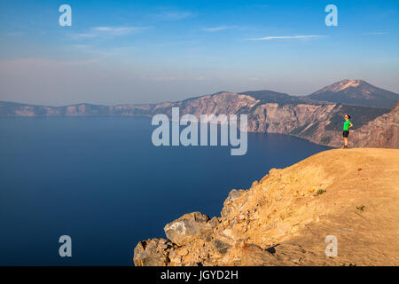 Una ragazza si affaccia sul vasto cratere del lago nel Parco nazionale di Crater Lake, Oregon, Stati Uniti d'America Foto Stock