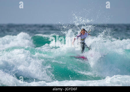 Navigare in UK. Surf onda bambino. Una giovane donna surfer competere nel Regno Unito scuole surf campionato. Foto Stock